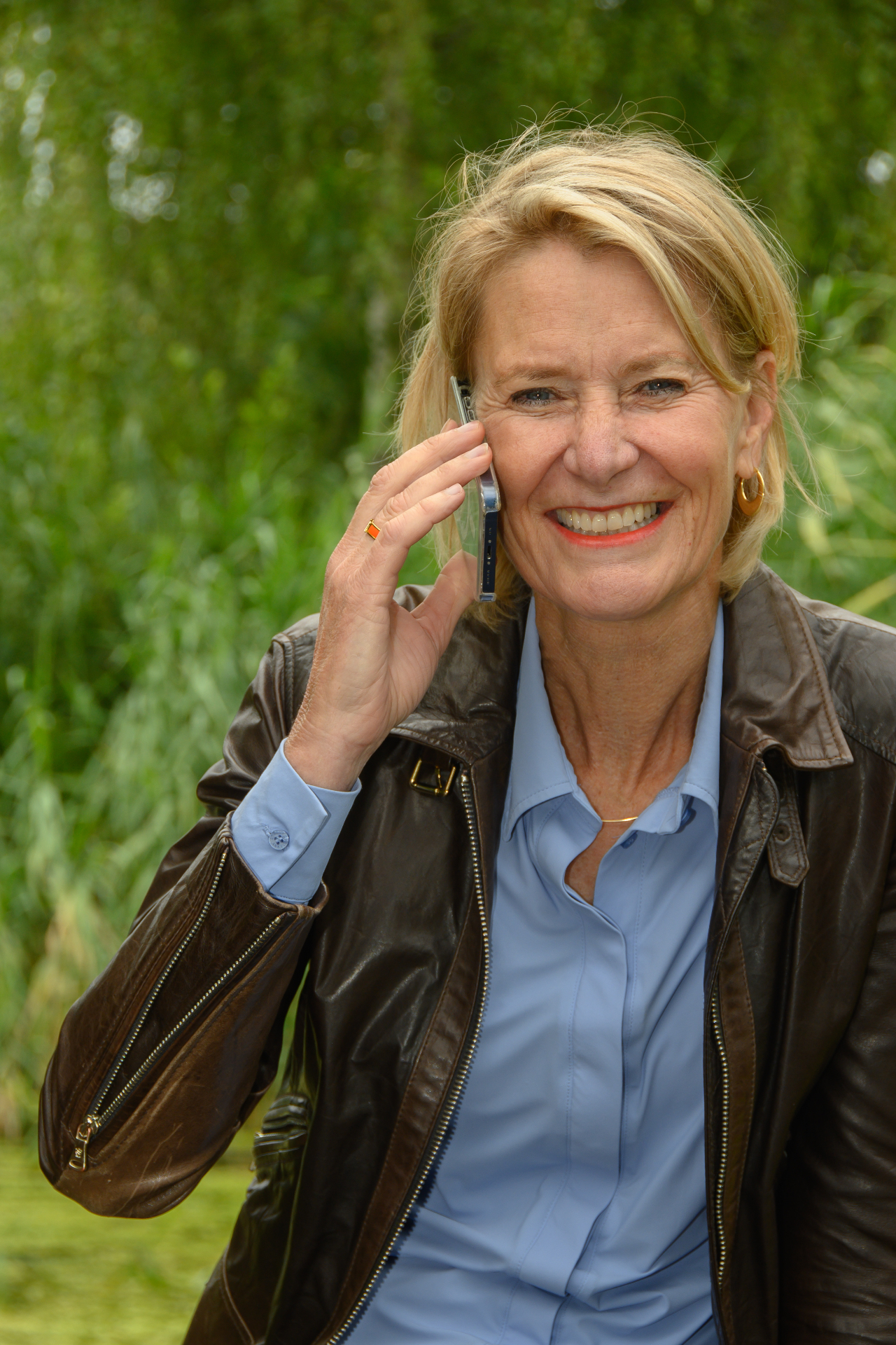 Lucia Pastoor aan de telefoon